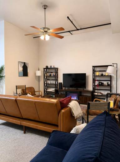 Main picture of 10 W 10th St