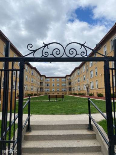 Main picture of 4614 S Lake Park Ave