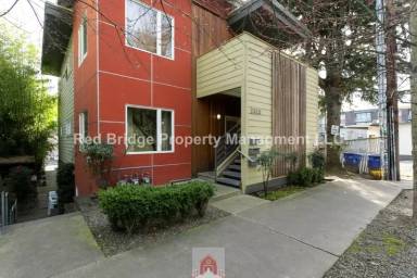 Main picture of 2320 SE Morrison St