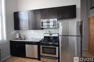 Main picture of 7044 N Clark St