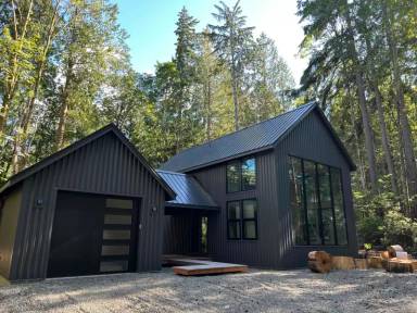 Main picture of 562 E Pointes Dr W