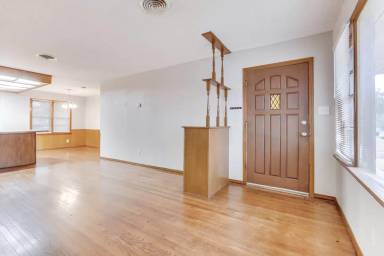 Main picture of 121 E Coe Dr