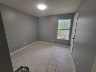 Main picture of 200 E Lakeview Ave