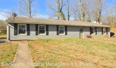Main picture of 146 S Oak Dr