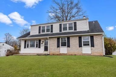 Main picture of 131 Kipling Dr