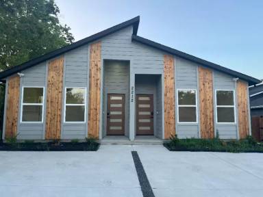 Main picture of 2212 Henry St