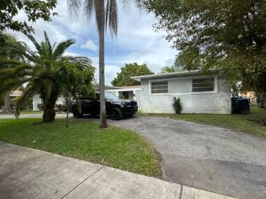 Main picture of 655 NE 151st St
