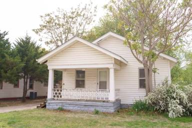 Main picture of 439 N Edwards Ave