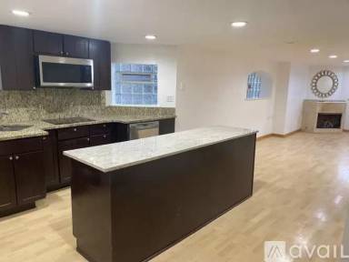 Main picture of 5618 N Artesian Ave