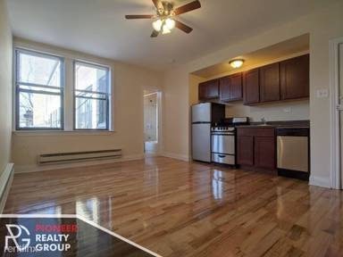 Main picture of 818 W Diversey Pkwy