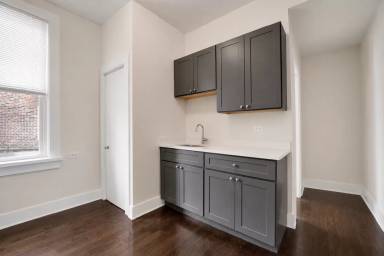 Main picture of 1329 W 18th St