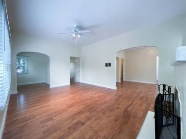 Main picture of 504 1/2 N Sweetzer Ave