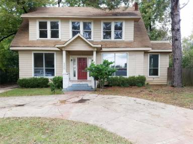 Main picture of 2404 Woodford St