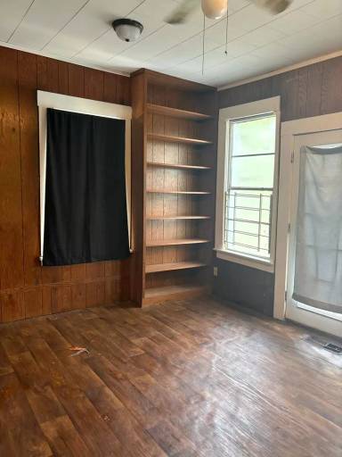 Main picture of 533 Merrick St
