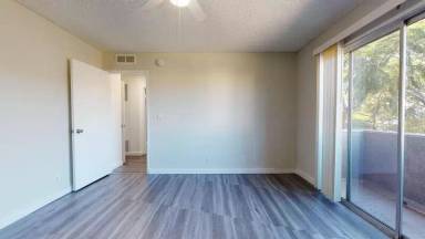 Main picture of 400 N Serrano Ave