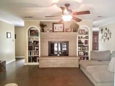 Main picture of 3710 Colonial Dr