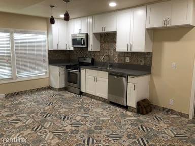 Main picture of 302 S Broadway