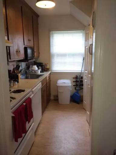 Main picture of 810 Saint Clair Ave