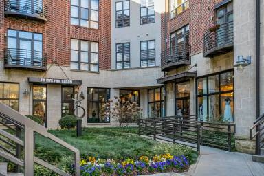 Main picture of 101 W Court St