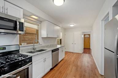 Main picture of 6016 W Gunnison St