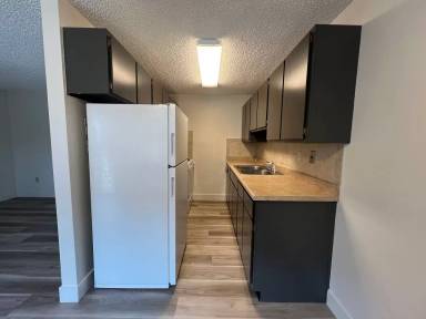 Main picture of 399 E 10th St