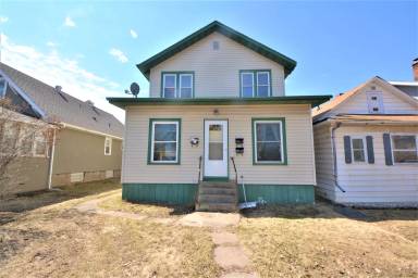 Main picture of 2817 3rd Ave E