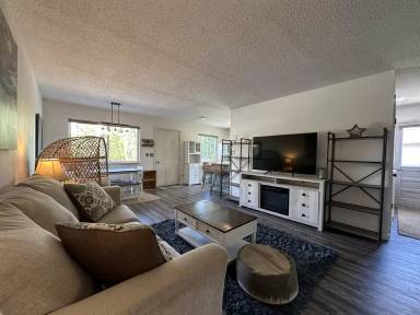Main picture of 609 Holland St