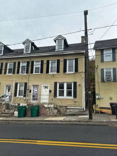 Main picture of 915 Wyandotte St