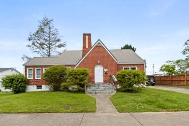 Main picture of 616 W Maple St