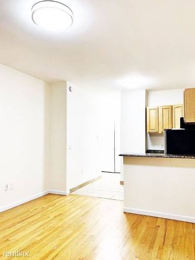 Main picture of 225 E 10th St