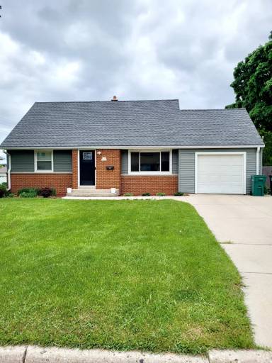 Main picture of W158N9026 Charles Dr