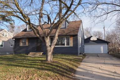 Main picture of 633 23rd St NE