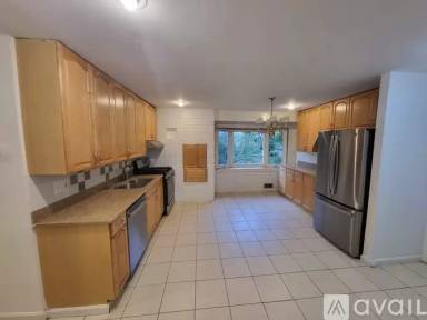 Main picture of 402 Carl St