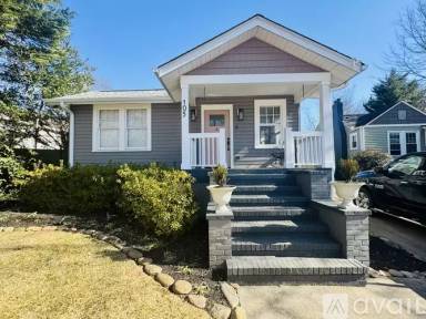Main picture of 105 Moultrie St