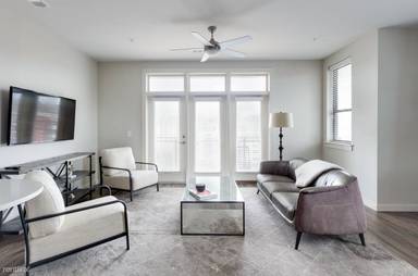 Main picture of 821 W Aldine Ave