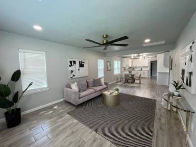 Main picture of 701 Iowa St