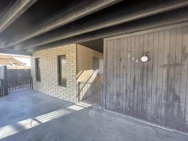 Main picture of 725 E 24th Pl