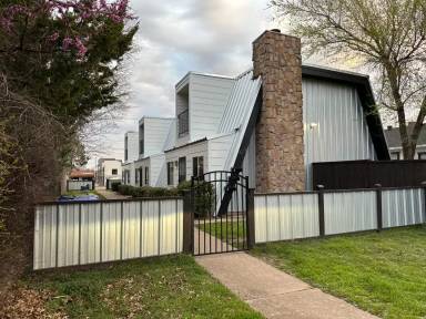 Main picture of 423 W Comanche St