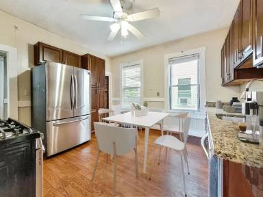 Main picture of 110 Howland St