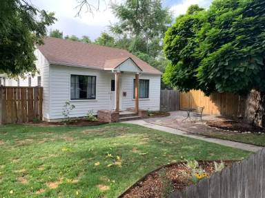 Main picture of 3001 W Woodlawn Ave