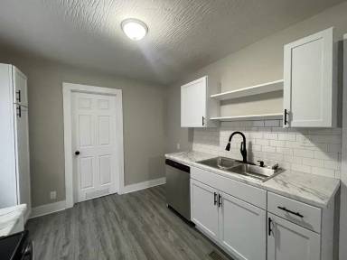 Main picture of 1027 N Newton Ave