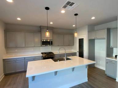Main picture of 925 Bergenia St
