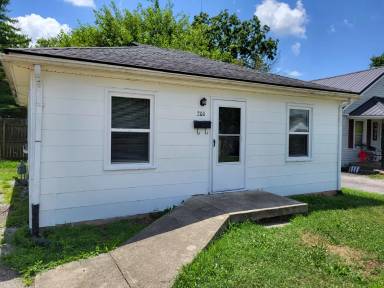 Main picture of 200 S Poplar St