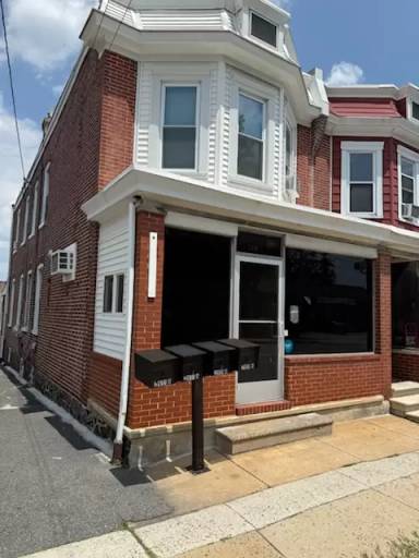Main picture of 2911 Lancaster Ave