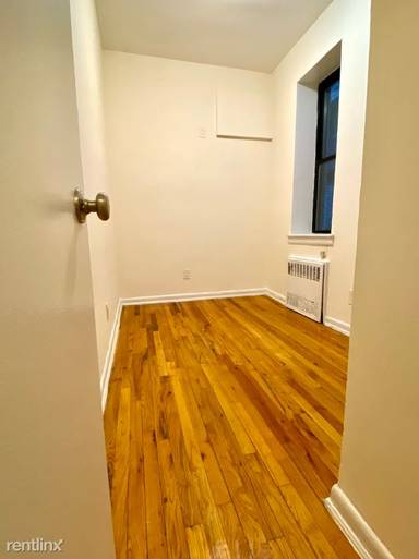 Main picture of 490 E 74th St