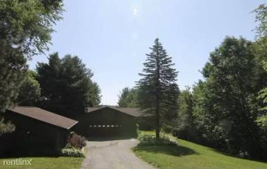 Main picture of 3726 Pine Rdg NE