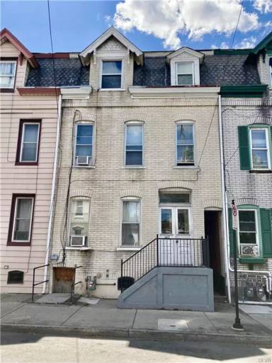 Main picture of 142 N 12th St