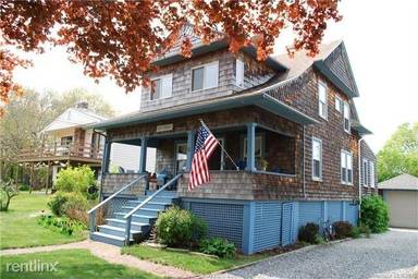 Main picture of 8 Oak St