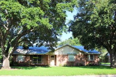 Main picture of 111 Machemehl Dr