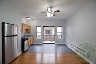 Main picture of 4555 N Malden St